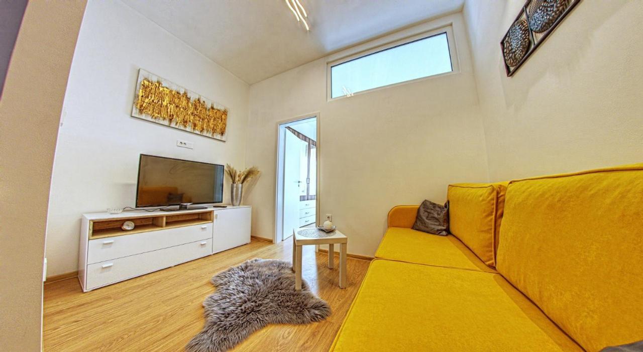 Caligula City Center Apartment Pula Exteriör bild
