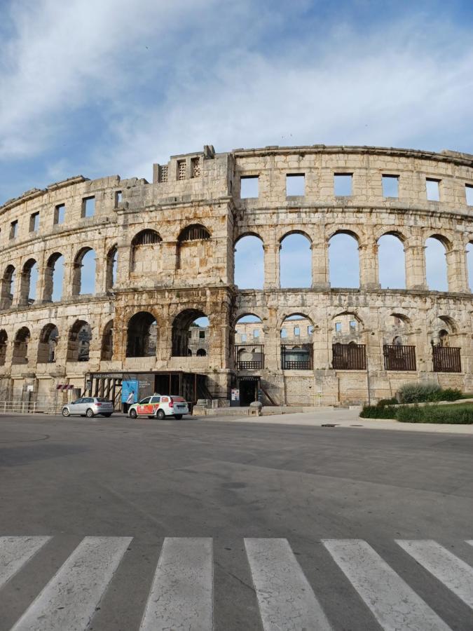 Caligula City Center Apartment Pula Exteriör bild